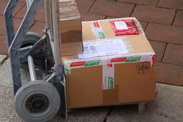 Porównanie usług kurierskich - kiedy warto skorzystać z porównywarek?